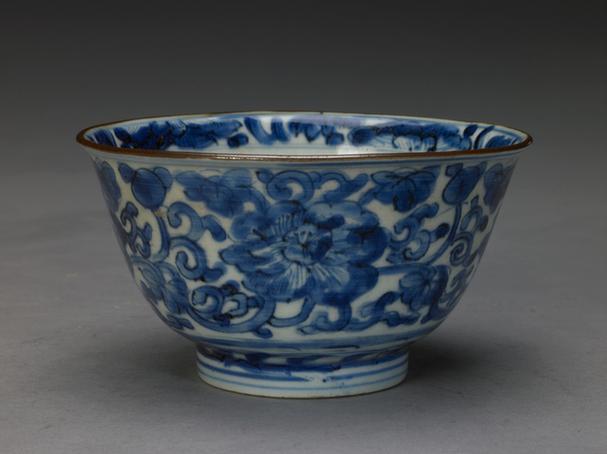 慎德堂款青花缠枝莲纹碗