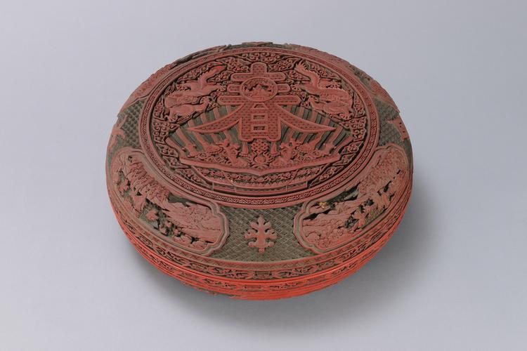 剔红寿春图开光山水人物图圆盒