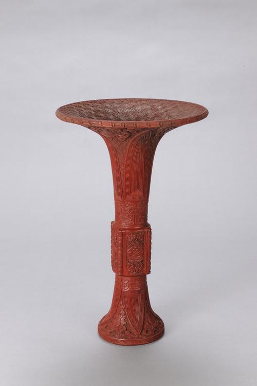 铅胎剔红蕉叶纹出戟觚