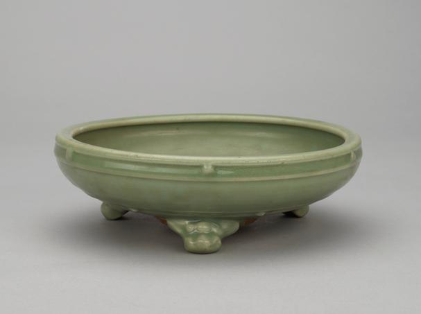 龙泉窑青釉印花鼓钉三足洗