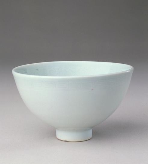 宣德款白釉暗划花纹莲子碗