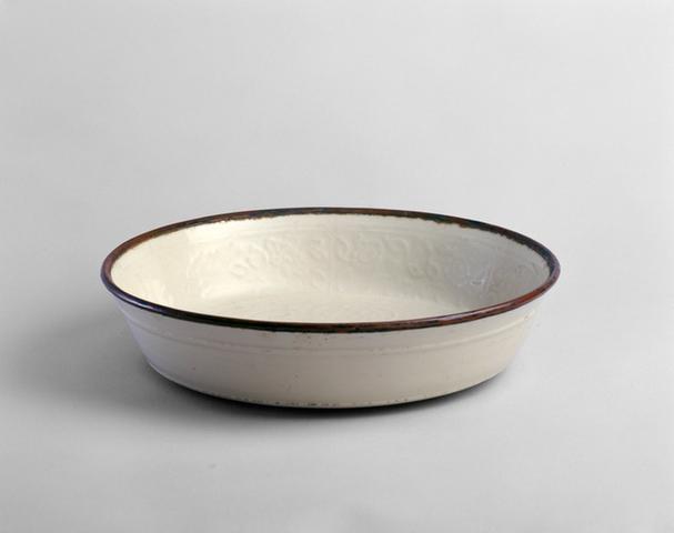 定窑白釉印花狮子绣球纹洗