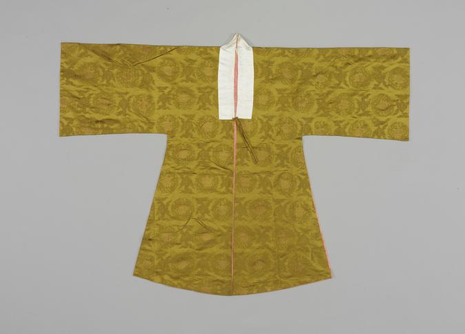 香色四合朵云团龙金团寿字纹暗花缎女帔