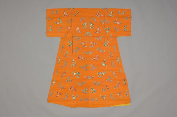 杏黄色缂丝浅彩枝藤桃花纹氅衣料