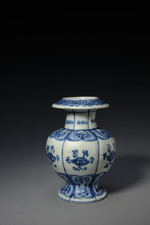 青花折枝灵芝纹石榴尊