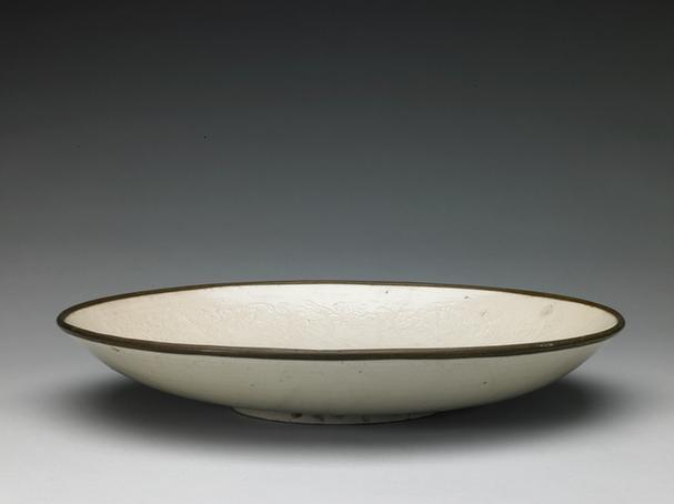 定窑白釉印花吴牛喘月图盘