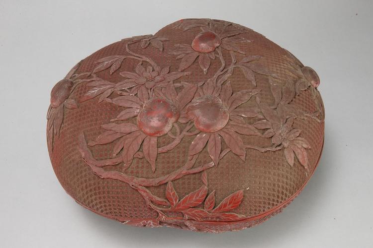 剔红桃实纹桃式盒