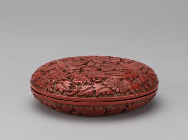 剔红双凤穿花纹圆盒