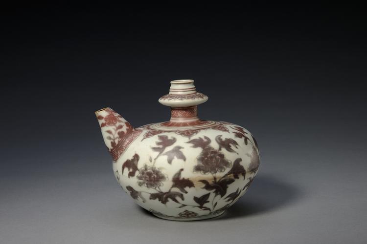 釉里红缠枝牡丹纹军持