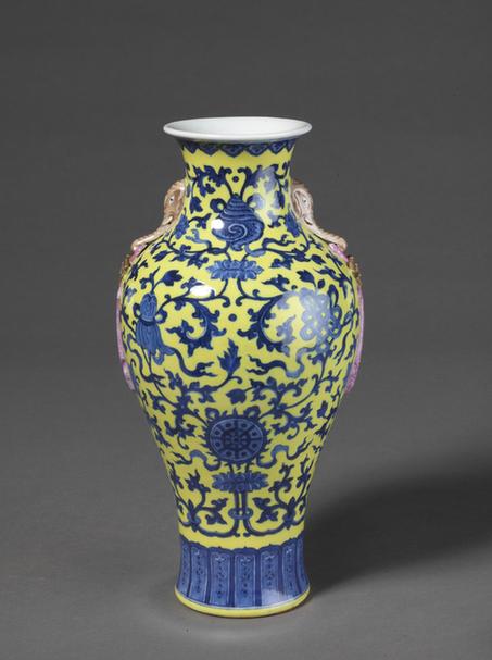 乾隆款黄地青花缠枝莲八吉祥纹象耳瓶