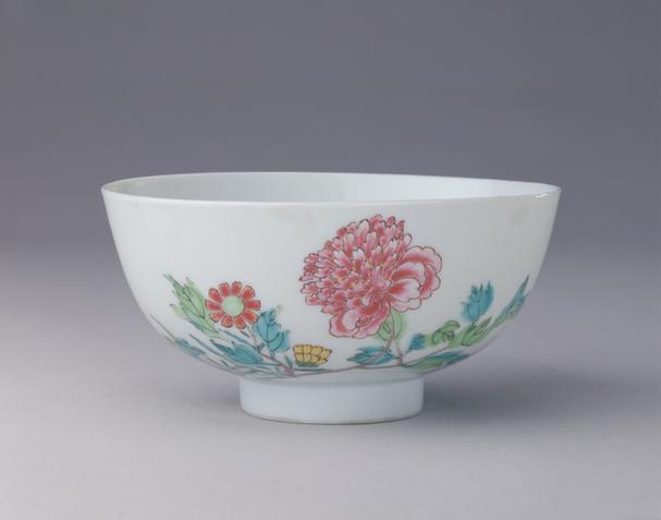 雍正款粉彩花蝶纹碗
