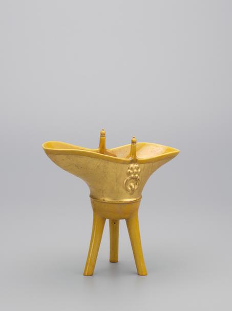 乾隆款黄釉涂金爵