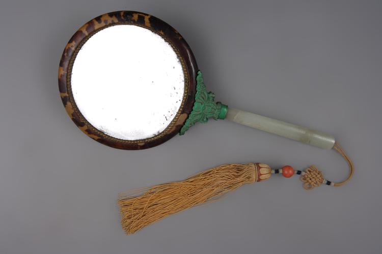 玳瑁边刻牙骨花卉背玉柄把镜