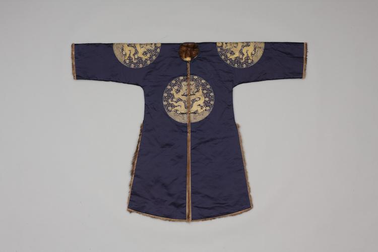 石青色缎平金绣四团勾莲金龙纹貂皮衮服