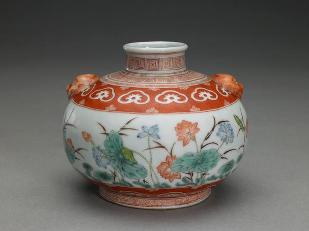 乾隆款白地矾红彩诗句开光粉彩荷花图尊