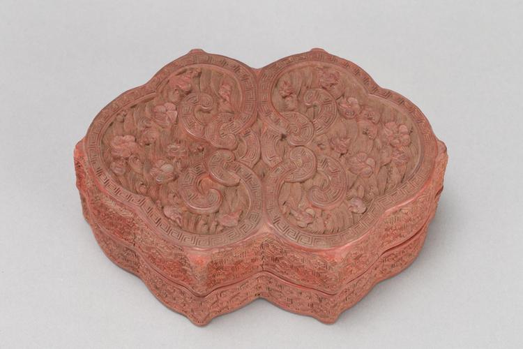 剔红落花流水纹如意式盒