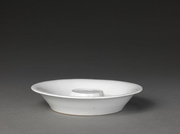 德化窑白釉划花纹盏托