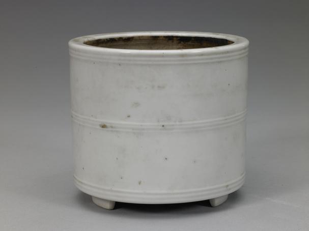 白釉弦纹筒式三足瓷炉