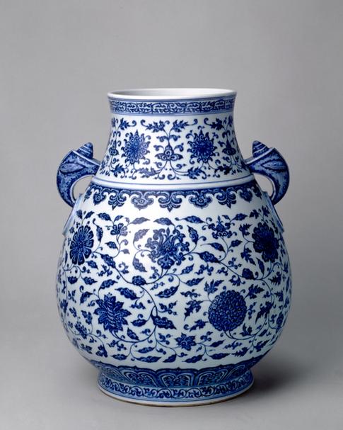 青花缠枝莲纹鸠耳尊