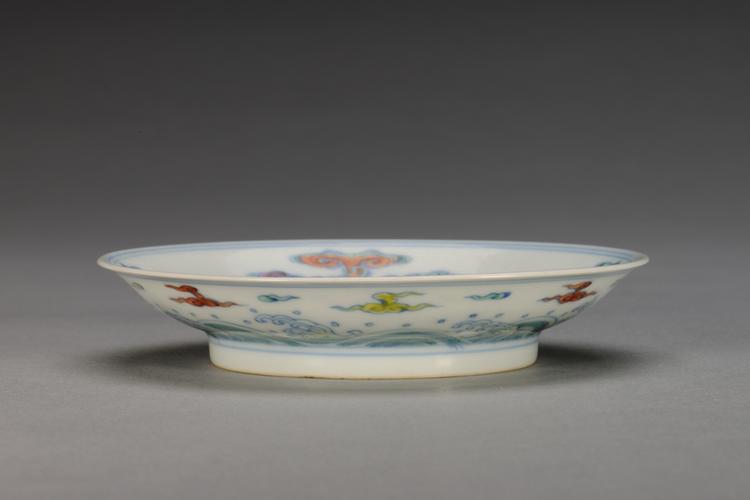 雍正款斗彩云龙纹盘