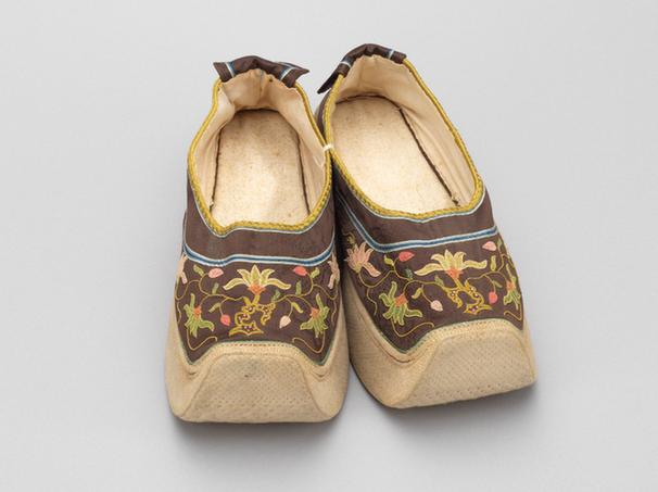 绛色缎缉线绣花卉纹皂鞋