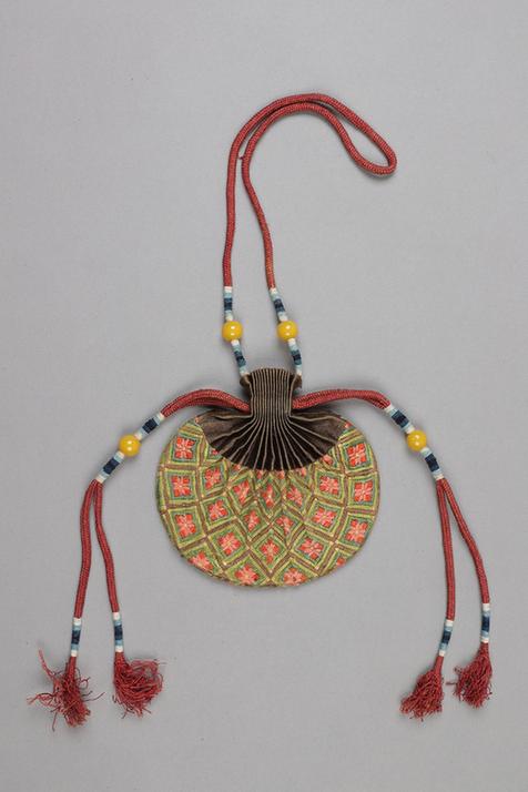 香色缎口铺绒斜格朵花纹椭圆荷包