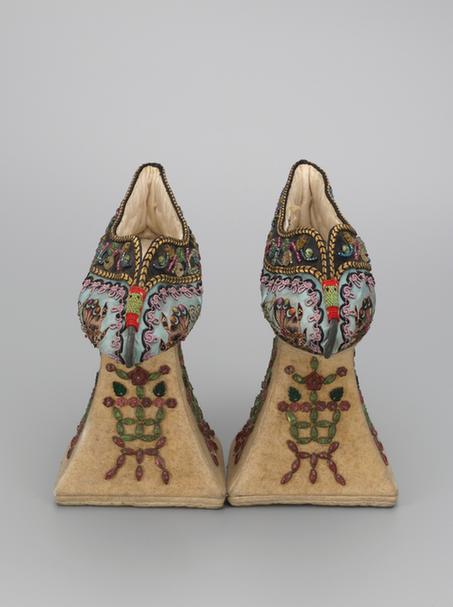 湖色缎绣萱草蝶纹花盆底鞋