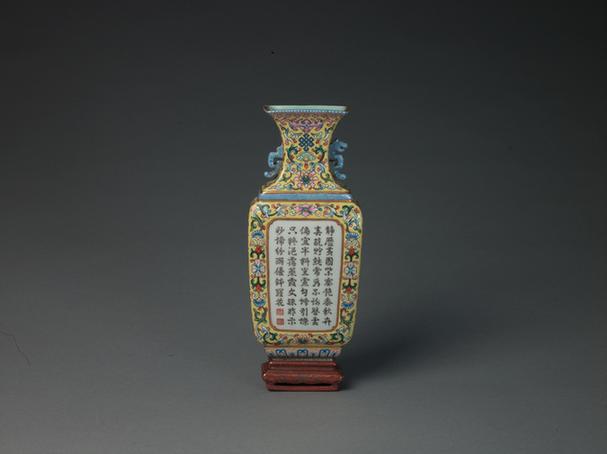 嘉庆款黄地粉彩开光诗文扁方壁瓶