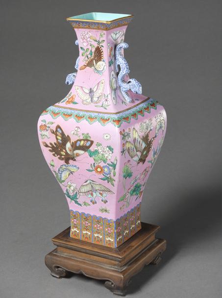 乾隆款粉地粉彩花蝶纹双耳方瓶