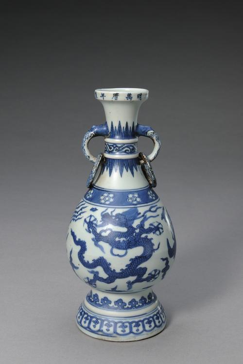 万历款青花龙凤纹活环耳瓶