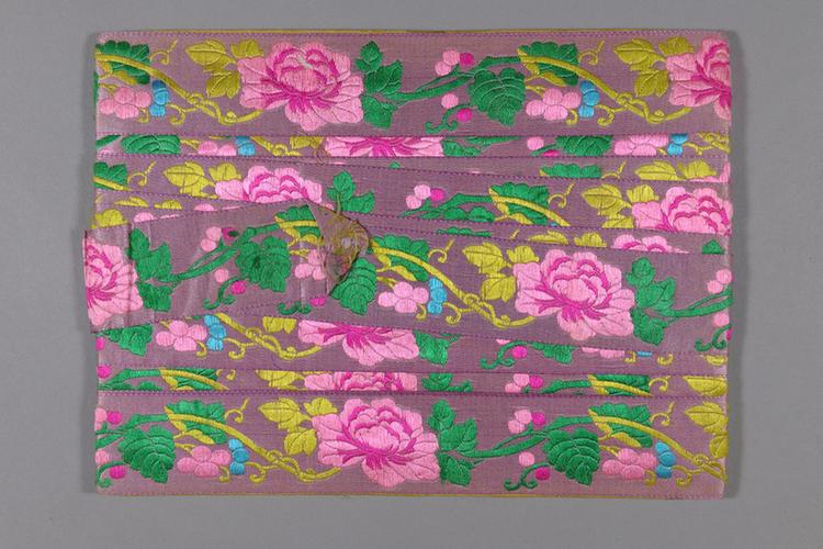 雪灰色缎地勾莲牡丹纹绦