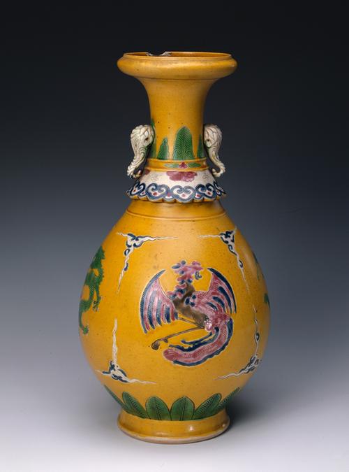 黄釉刻花龙凤纹象耳盘口瓶
