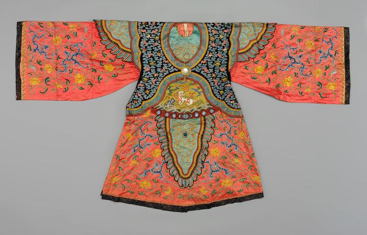 粉红色缎绣勾莲纹宫衣