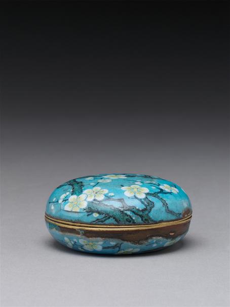 康熙款画珐琅梅花纹圆盒