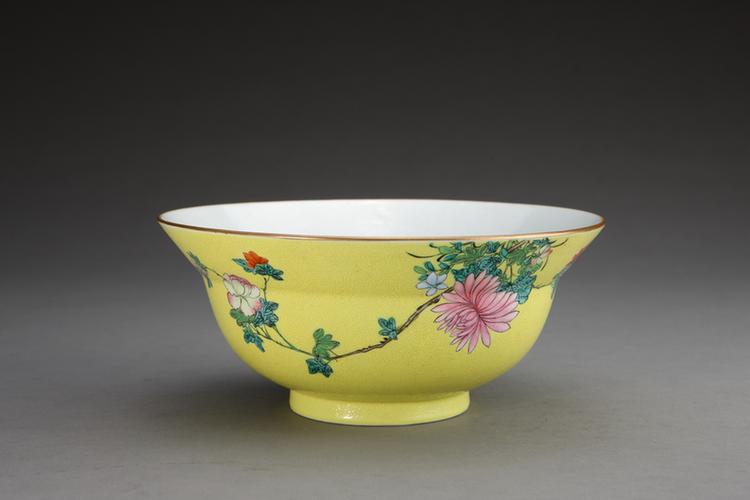 乾隆款黄地轧道粉彩菊花纹碗
