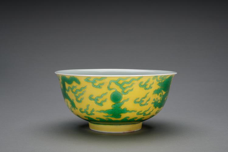 乾隆款里白釉外黄地绿彩云龙纹碗