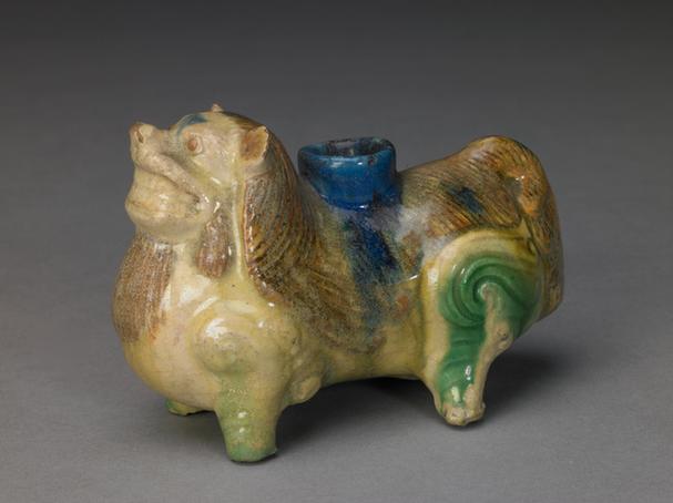 三彩加蓝狮形烛台