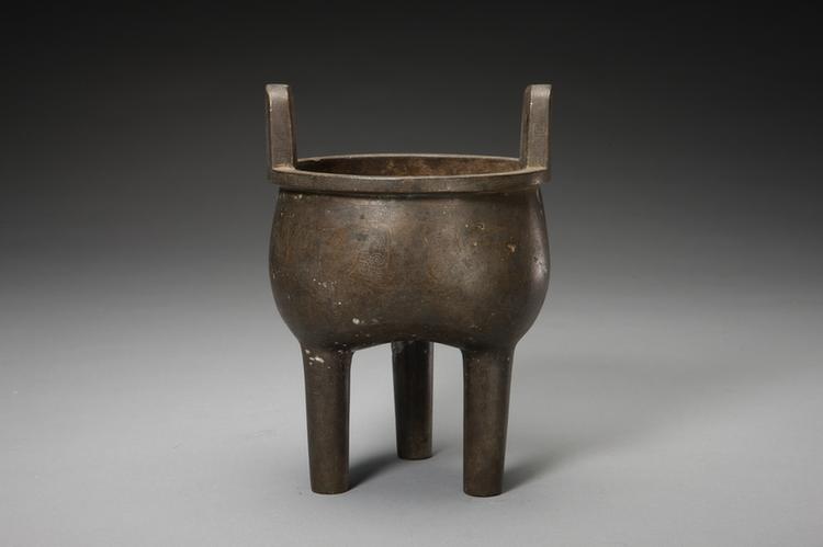 仿嵌银丝兽面蝉纹朝天耳三足鼎