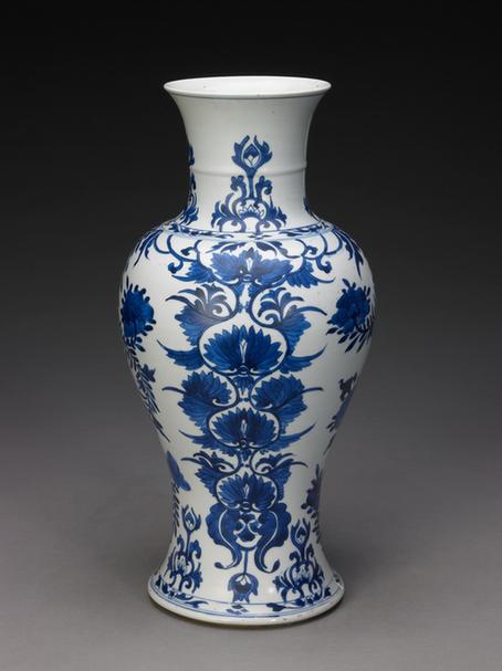 青花缠枝莲纹凤尾尊