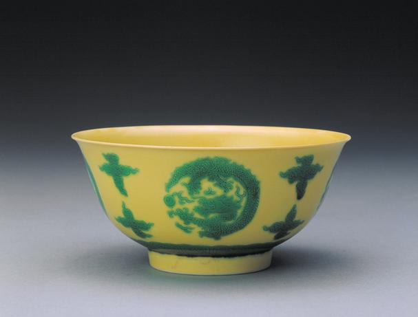 乾隆款黄地绿彩团龙纹碗