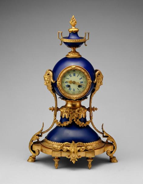 铜镀金蓝瓷奖杯式钟