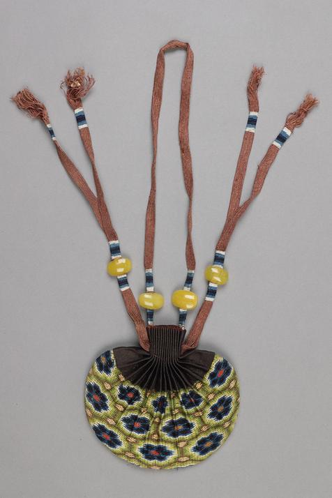 香色缎口铺绒朵花六角纹椭圆荷包