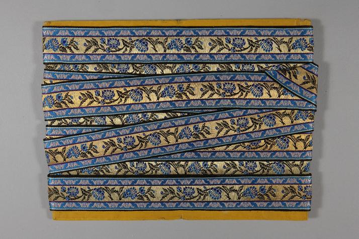 金地三蓝百蝠边折枝时花纹绦