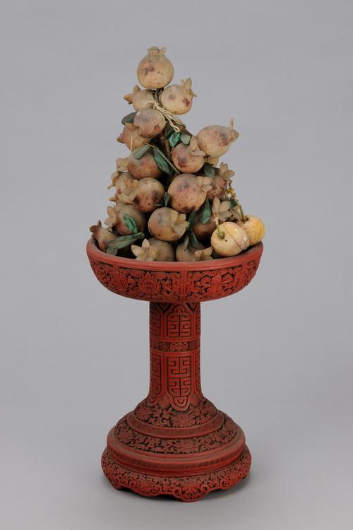 剔红勾莲八宝纹供盘