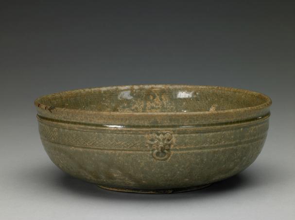 青釉塑贴兽面洗