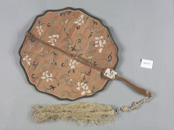 红色缂丝缠枝莲蝙蝠图面竹雕花柄团扇