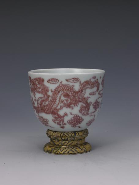 乾隆款釉里红龙凤纹卧足杯