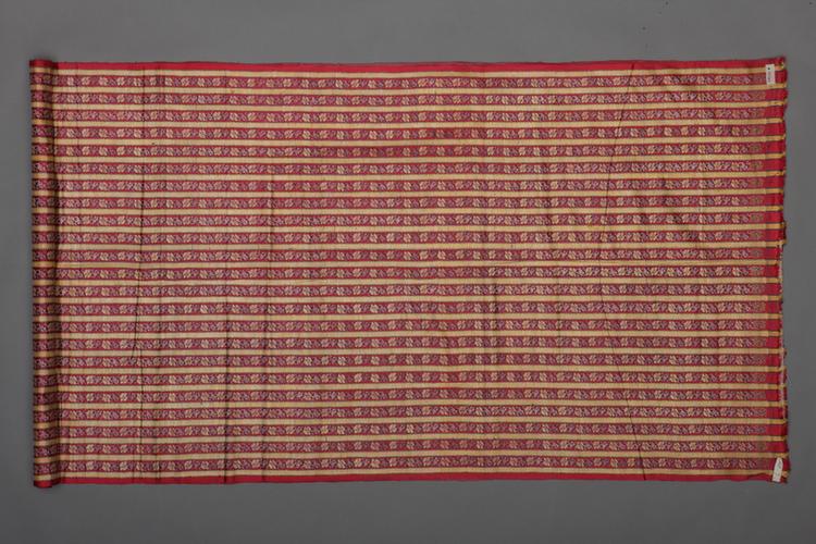 紫红色地牵牛花绦纹回回锦