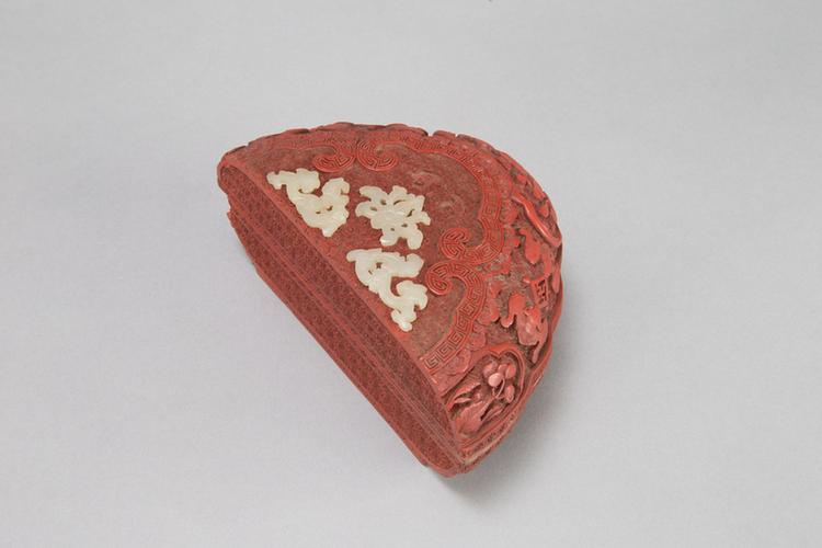 剔红福寿海棠花纹海棠式盒