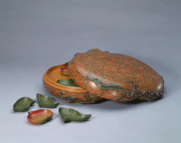 戗金彩漆云蝠纹桃式攒盒